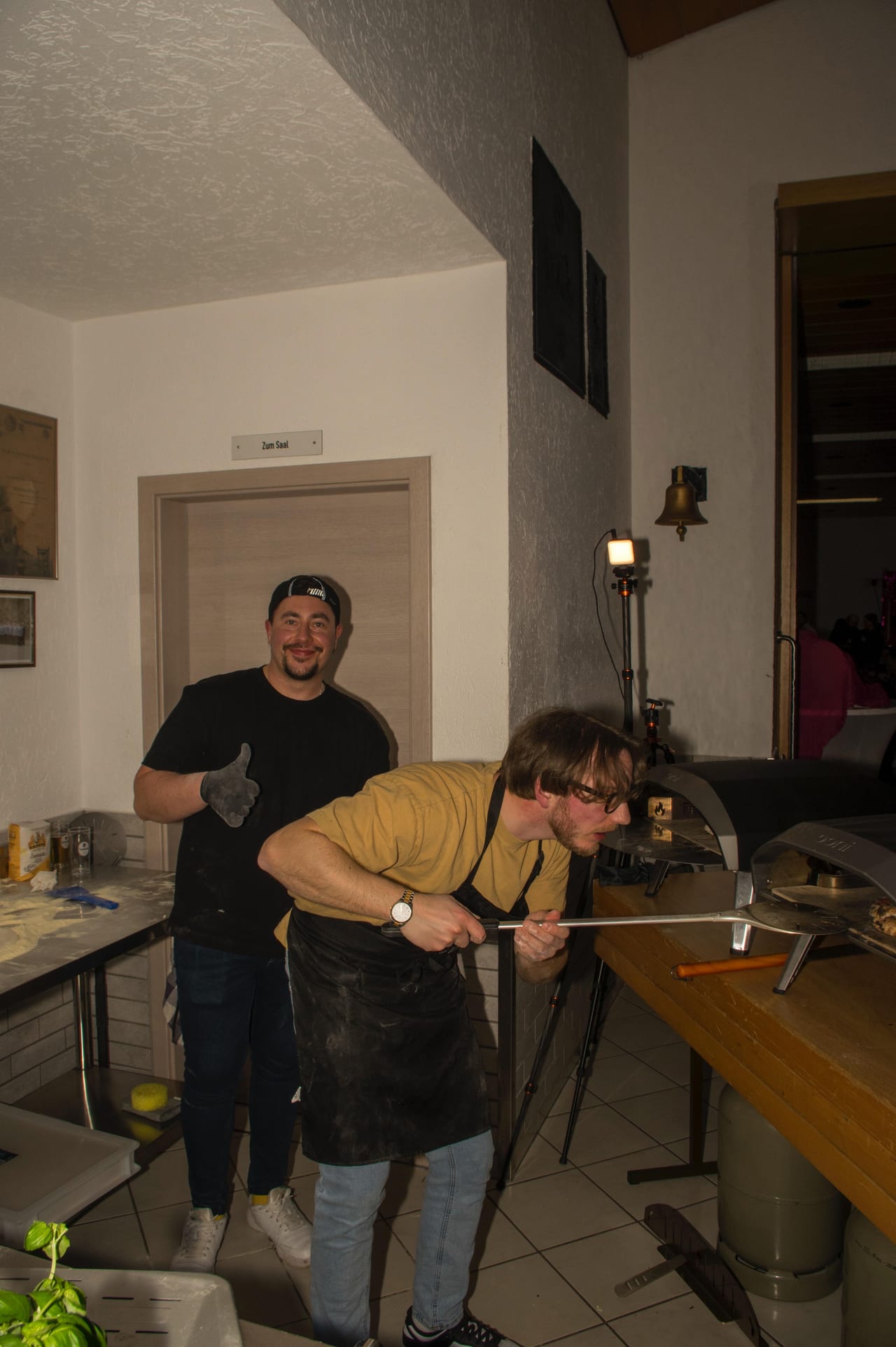 Wadim und Davide vor dem mobilen Pizzaofen